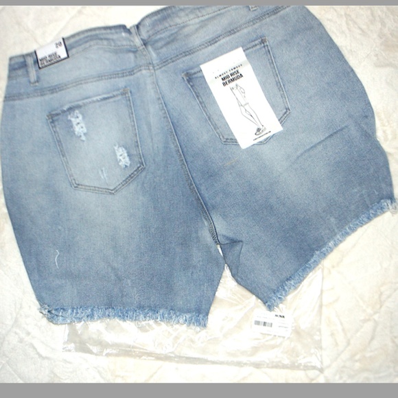 ♥️ Fashion Nova Almost Famous shorts - Picture 12 of 16